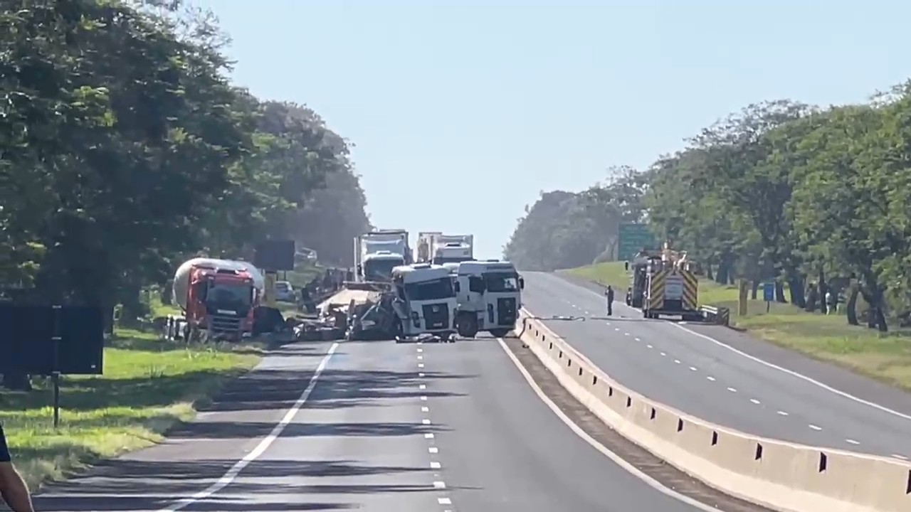 Motociclista morre em acidente envolvendo três caminhões, carro e a moto no interior de SP