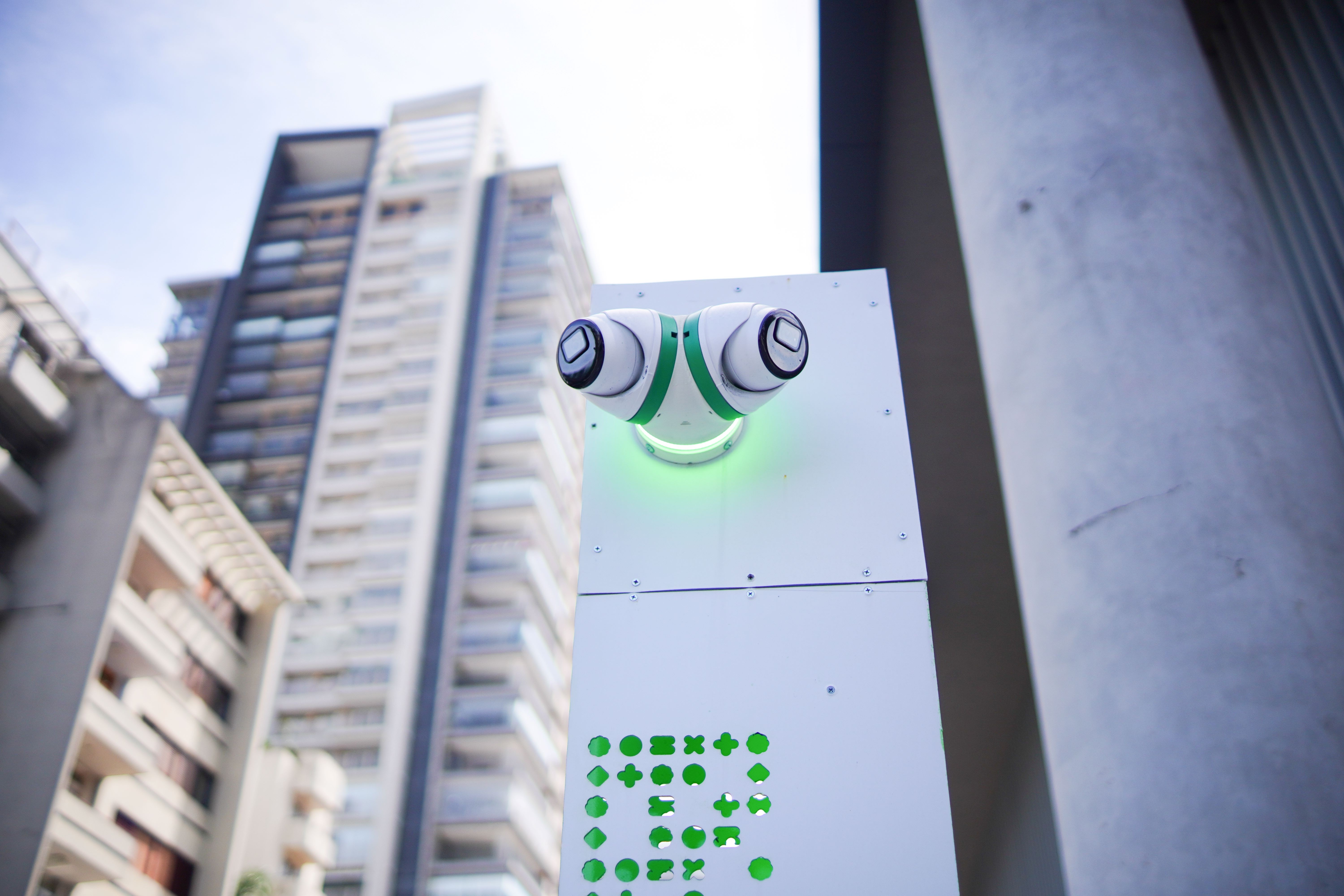 Torres com câmeras se espalham por cidades, monitoram pessoas sem regras claras e preocupam especialistas