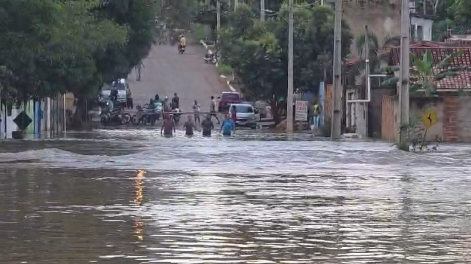 Temporal deixa ruas e avenidas de Gurupi alagadas