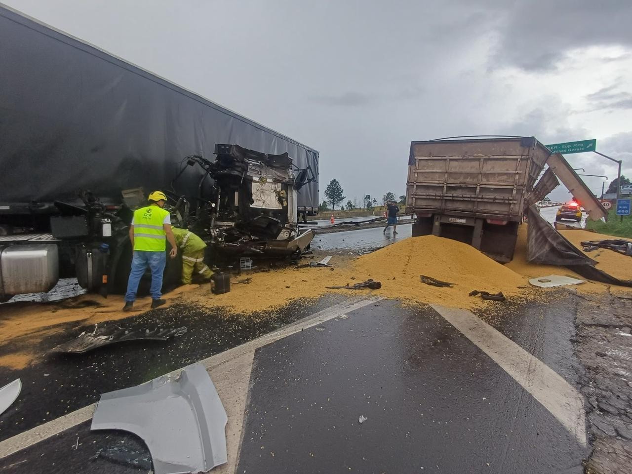 Caminhoneiro perde controle perto de radar e bate em outra carreta, no Paraná; duas pessoas ficaram feridas e BR-376 foi interditada
