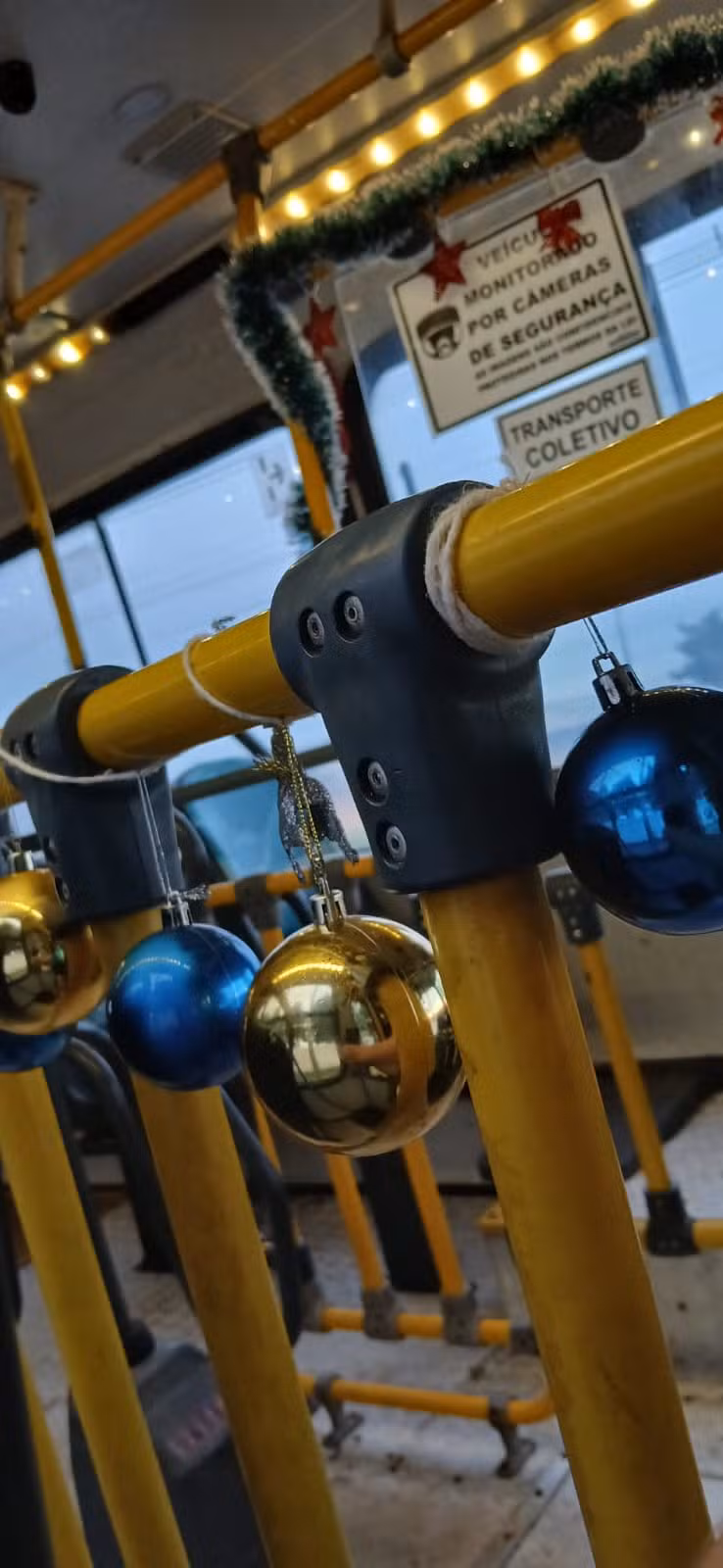 Bolas coloridas pendem dos corrimãos na parte superior do ônibus em Sorriso (MT), ajudando a transformar o interior do veículo em um ambiente festivo e acolhedor — Foto: Reprodução/Arquivo Pessoal