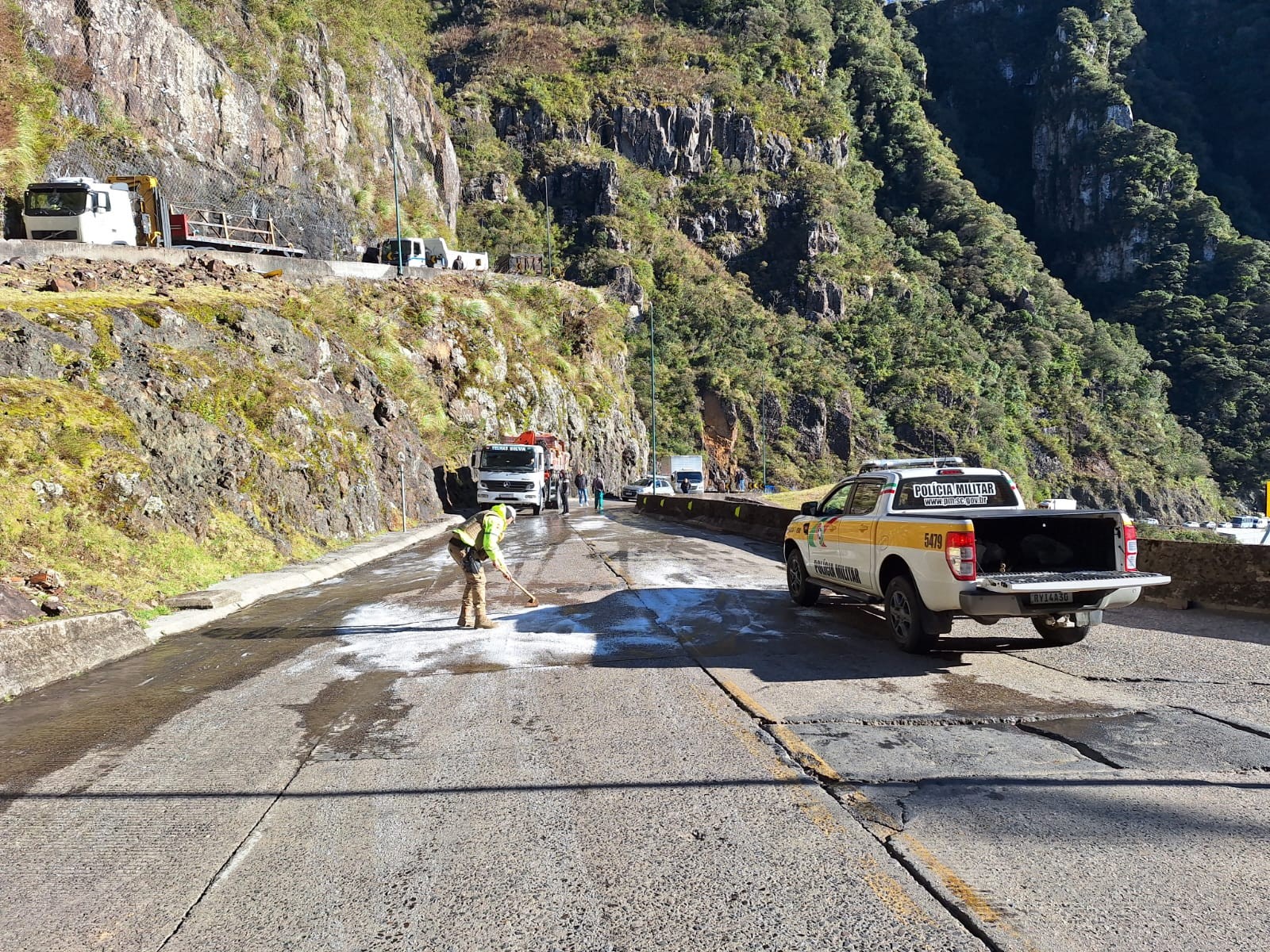 Por que frio extremo motiva despejo de sal em rodovia sinuosa que corta serra turística de SC