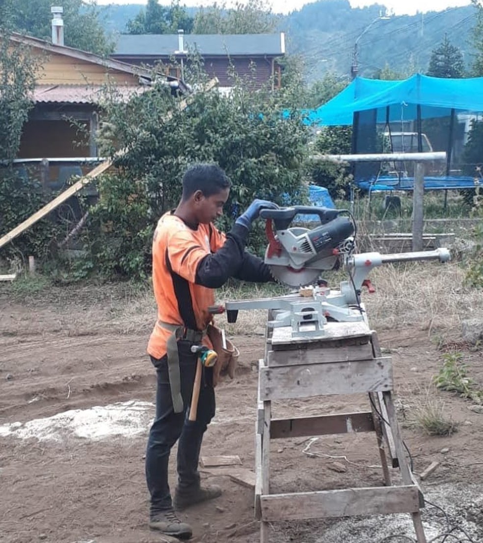 Alleyxssonn Migguell durante trabalho no Chile — Foto: Arquivo pessoal