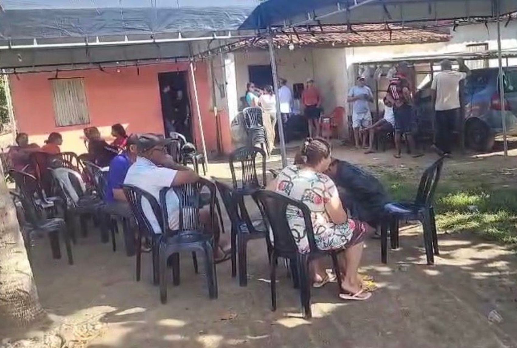 Familiares e amigos se despedem de vítimas de acidente entre carro e caminhão em Poço Redondo