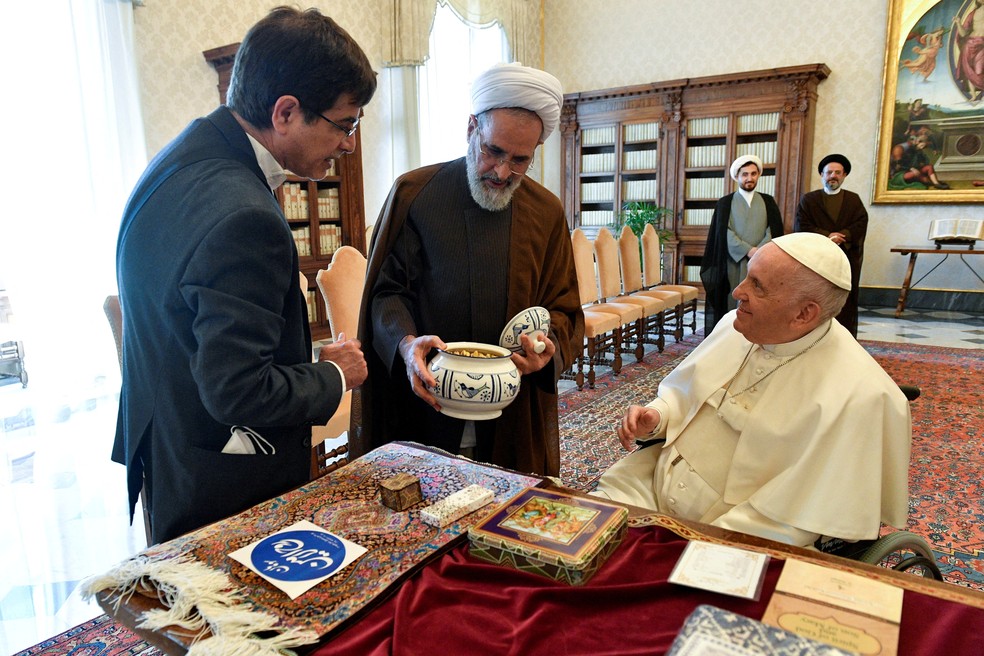Aiatolá Alireza Arafi em encontro com o papa Francisco em 2022. — Foto: Vatican Media/Arquivo/Divulgação via REUTERS