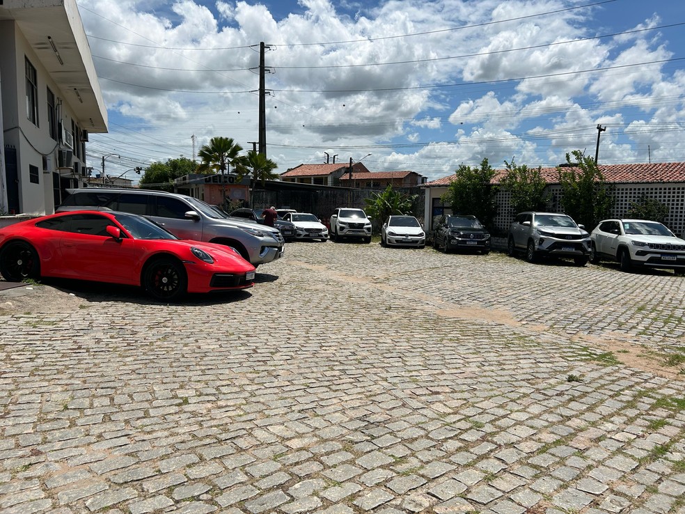Carros de luxo foram apreendidos em Natal durante operação contra grupo suspeito de estelionato e lavagem de dinheiro — Foto: Stephany Souza/Inter TV Cabugi