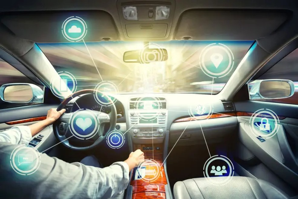 As informações coletadas podem incluir dados precisos sobre todos os lugares por onde você passa, quem está no carro com você, o que toca no rádio e até se você coloca o cinto de segurança, dirige acima da velocidade ou freia bruscamente — Foto: Getty Images via BBC