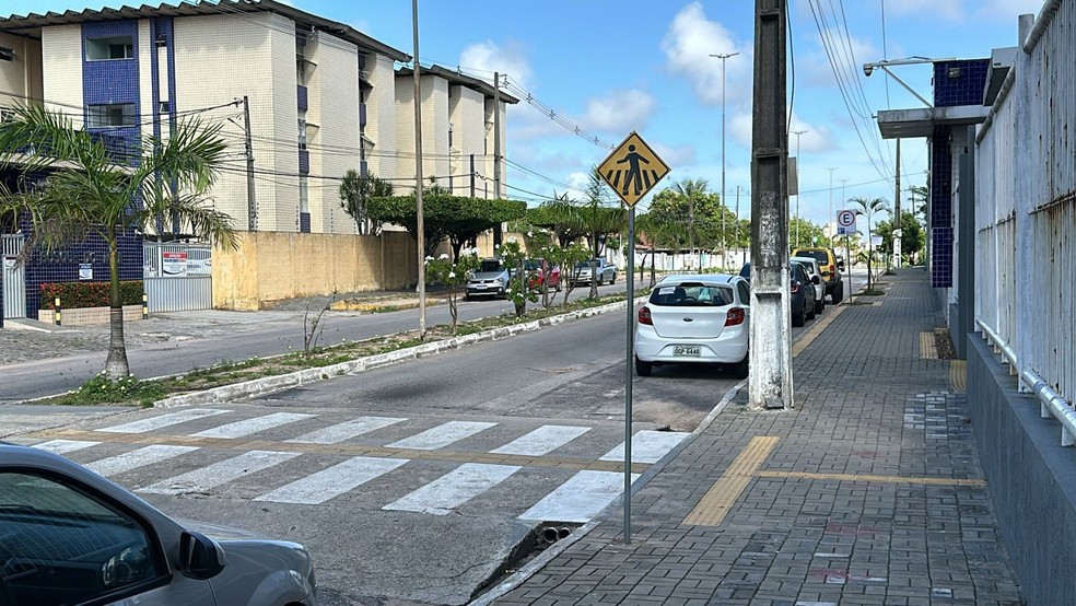 Crime aconteceu na avenida Petra Kelly, em Nova Parnamirim — Foto: Kleber Teixeira/Inter TV Cabugi