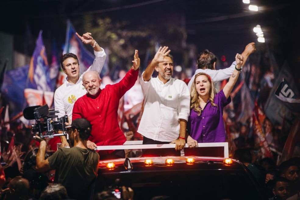 Lula e Elmano de Freitas durante caminhada em Juazeiro do Norte, no Cariri. — Foto: Ismael Soares