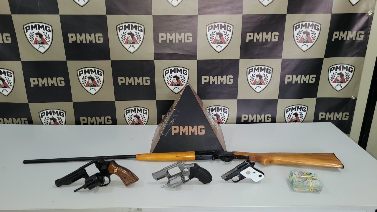 Operação policial termina com apreensão de armas e quase R$ 10 mil em MG