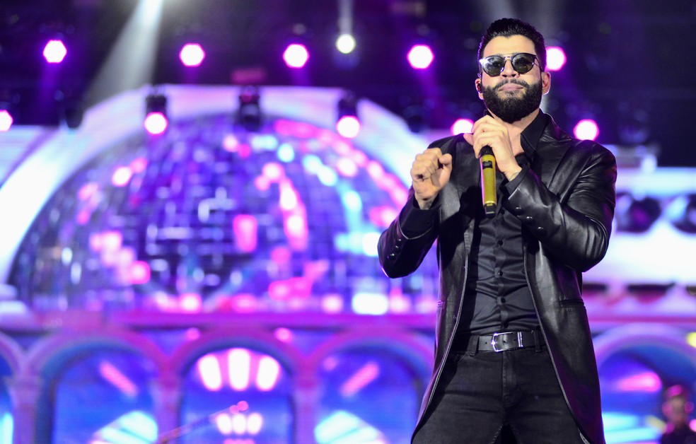 Gusttavo Lima no palco do Jaguariúna Rodeo Festival — Foto: Júlio Cesar Costa/g1