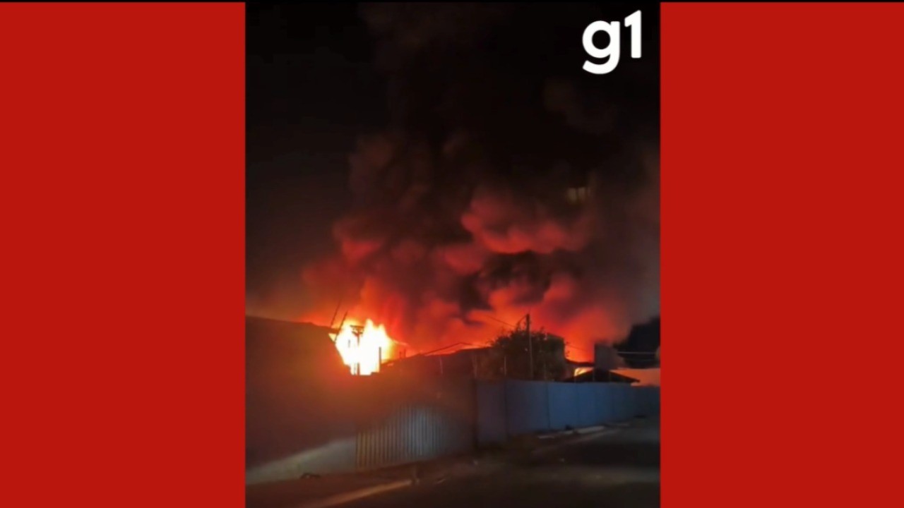 Empresa de recicláveis pega fogo e mais de 20 explosões ocorrem durante incêndio em Cuiabá; vídeo