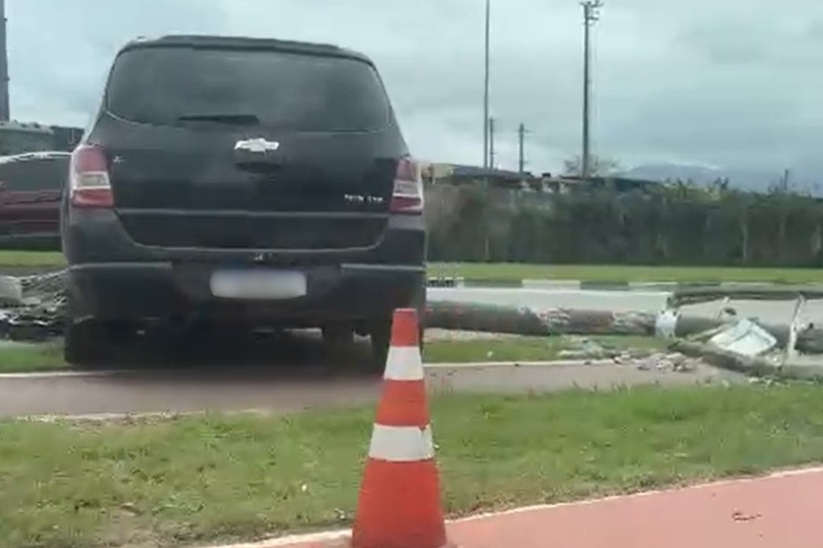 Poste cai sobre veículo na Avenida Martins Fontes, em Santos