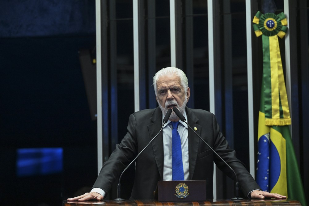 PF cumpre mandados contra senador Jaques Wagner em operação sobre irregularidades em instituições financeiras