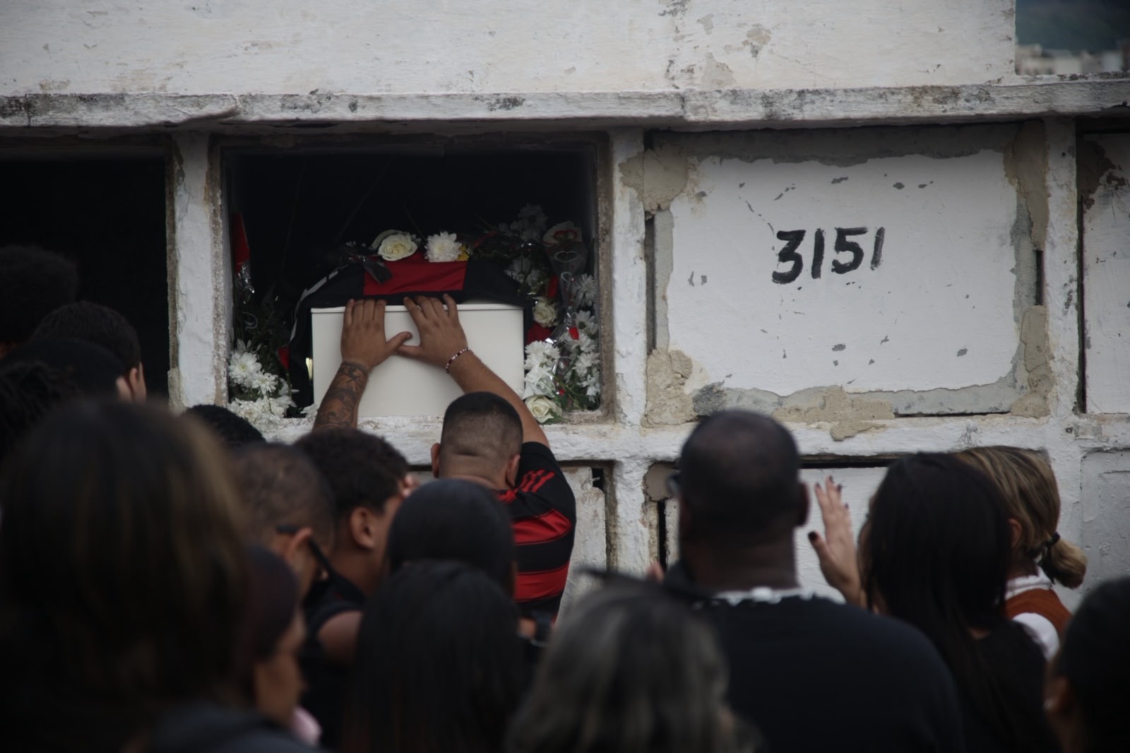 Amigos de menino morto por bala perdida na Pavuna fazem homenagem