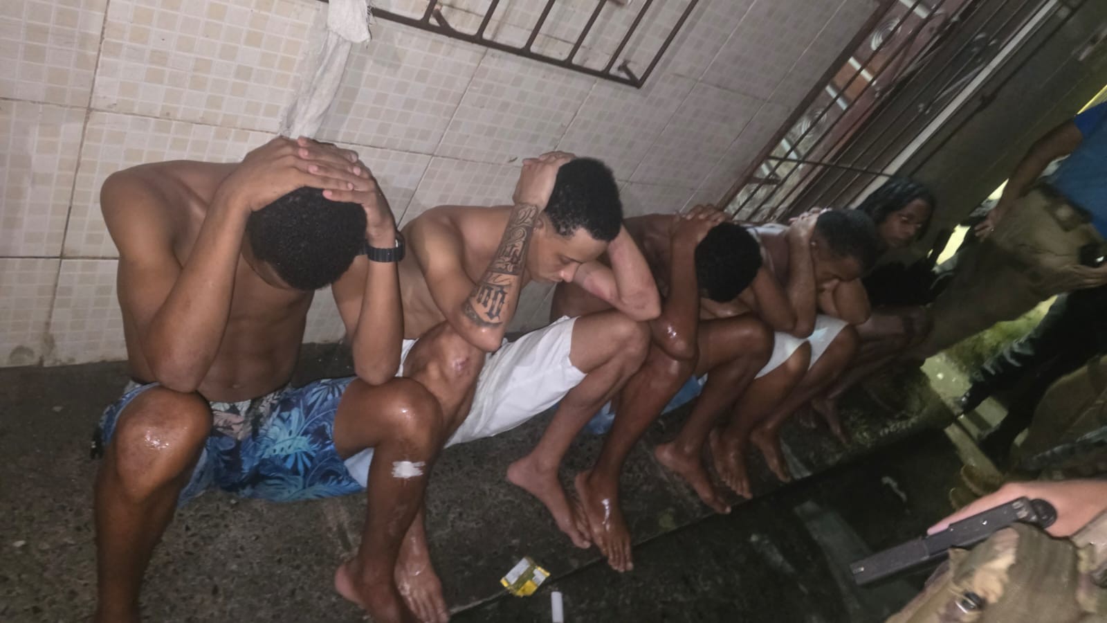 Dois homens morrem em confronto com policiais e quatro são presos após fazerem família refém em Salvador