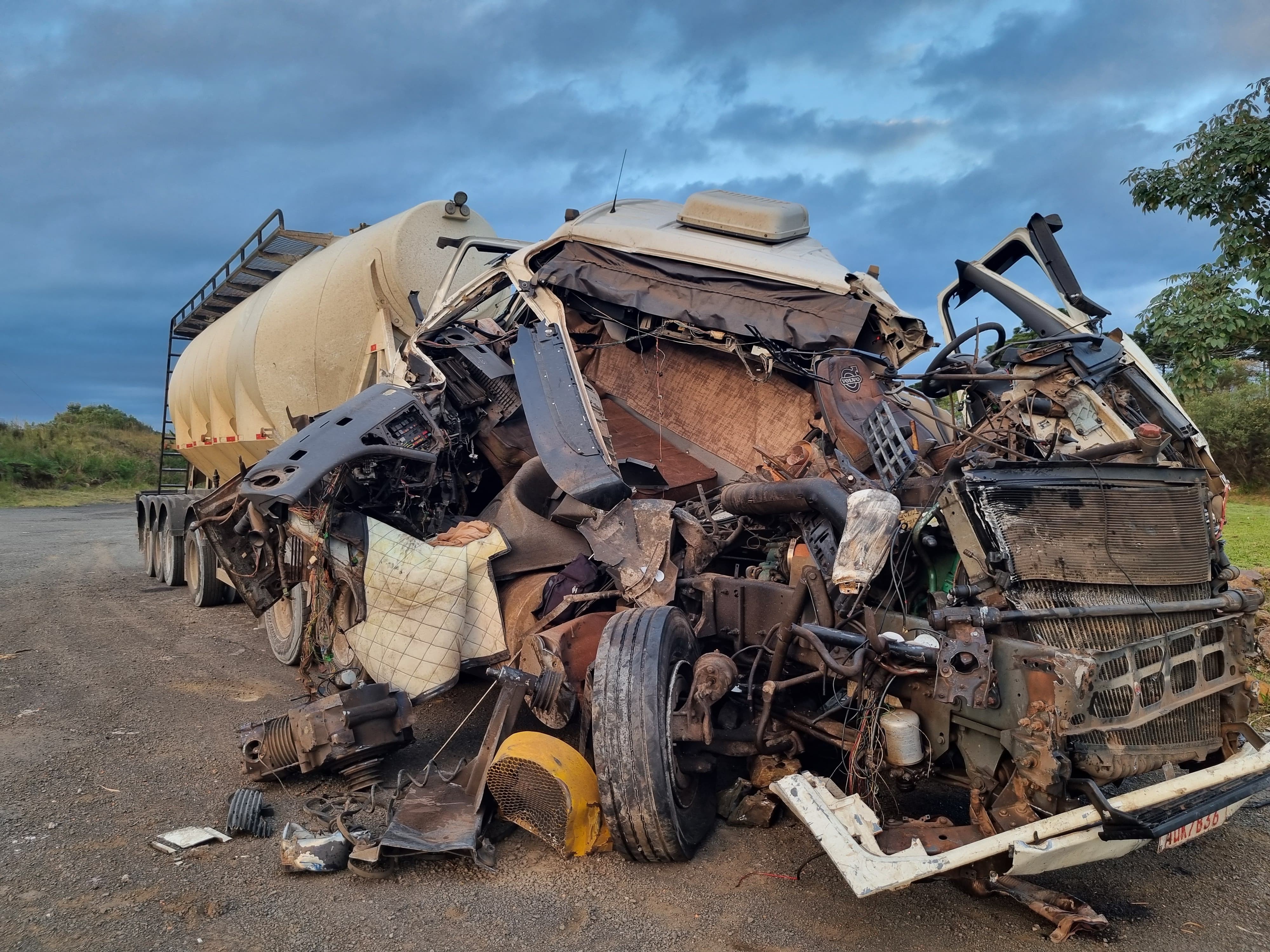 Batida entre carro, três caminhões e ônibus de viagem deixa quatro feridos em Guarapuava