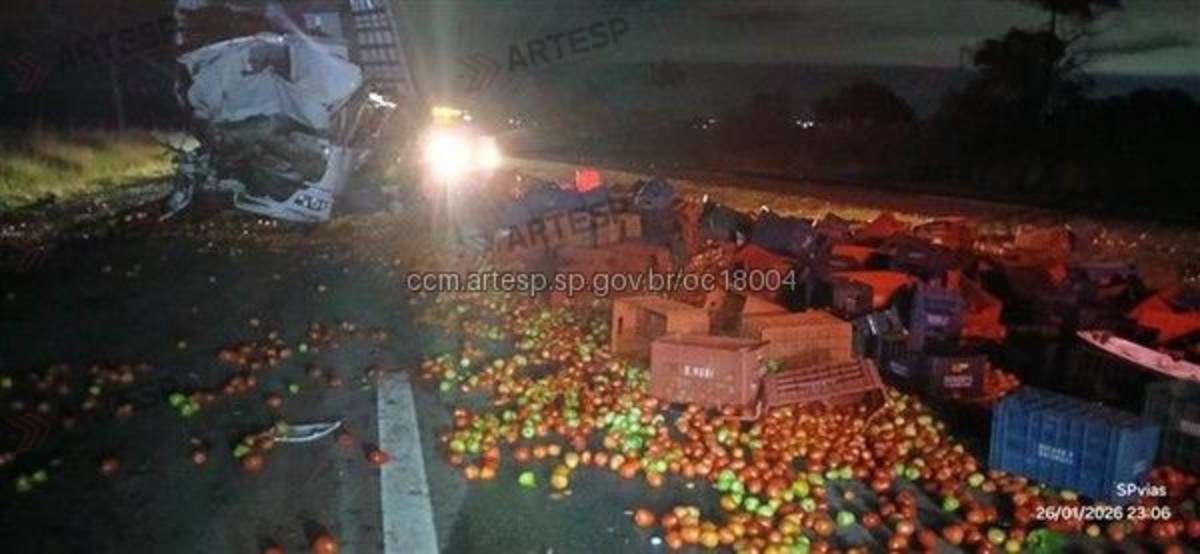 Caminhão carregado com 19 toneladas de tomate tomba e deixa carga espalhada em rodovia do interior de SP