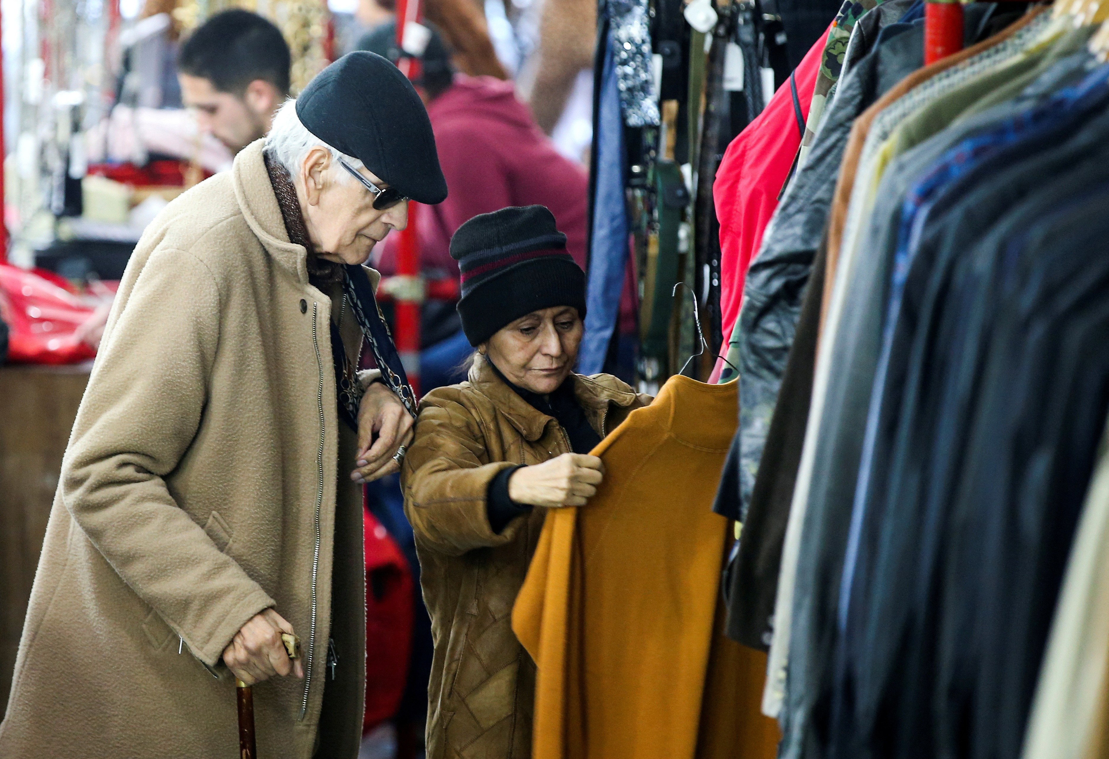 Inflação de 100% leva argentinos a mercados de roupas usadas: ‘não dá para comprar jeans novos’