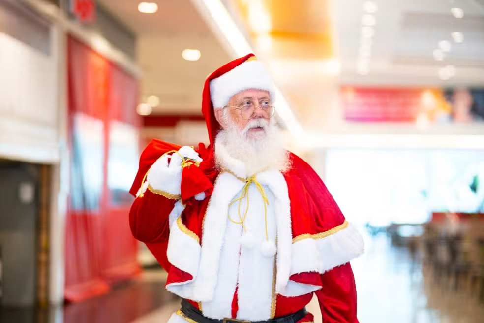 Hidratação na barba, pausa no cigarro e até R$ 3 mil para compra do look vermelho: Papais e Mamães Noéis têm diferentes preparações para o Natal