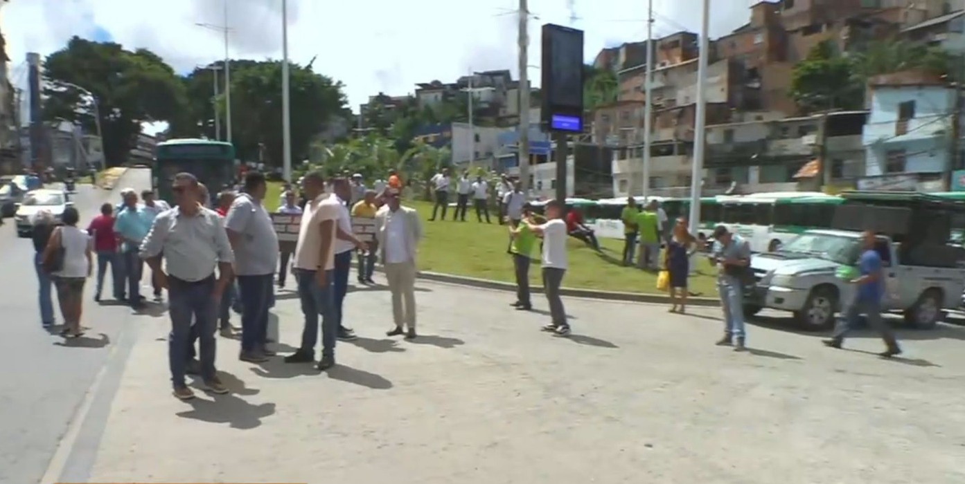 Rodoviários ameaçam retardar saída dos ônibus em Salvador na terça-feira