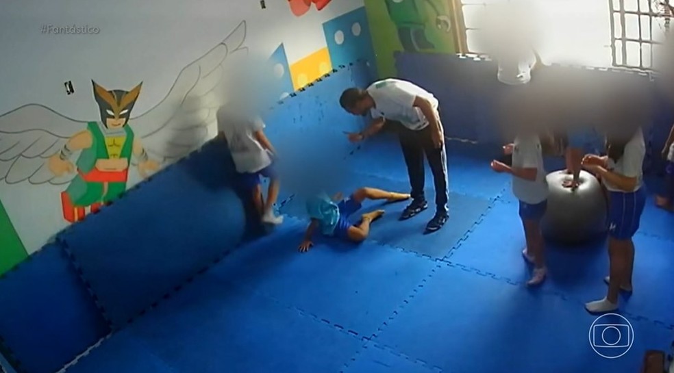 Vídeo mostra agressão de professor a criança autista em escola do Rio; mãe diz que filho ainda lida com o trauma — Foto: Reprodução/Fantástico