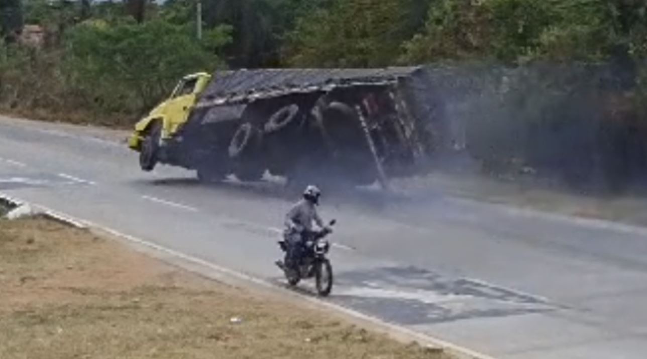 Motorista de caminhão capota veículo e morre em estrada no Ceará