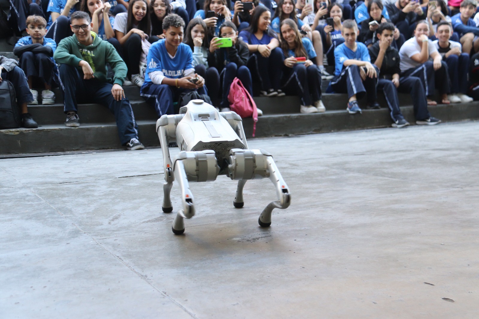 Cão-robô com inteligência artificial participa de testes para auxiliar na segurança em escolas de Sorocaba; entenda como funciona a tecnologia