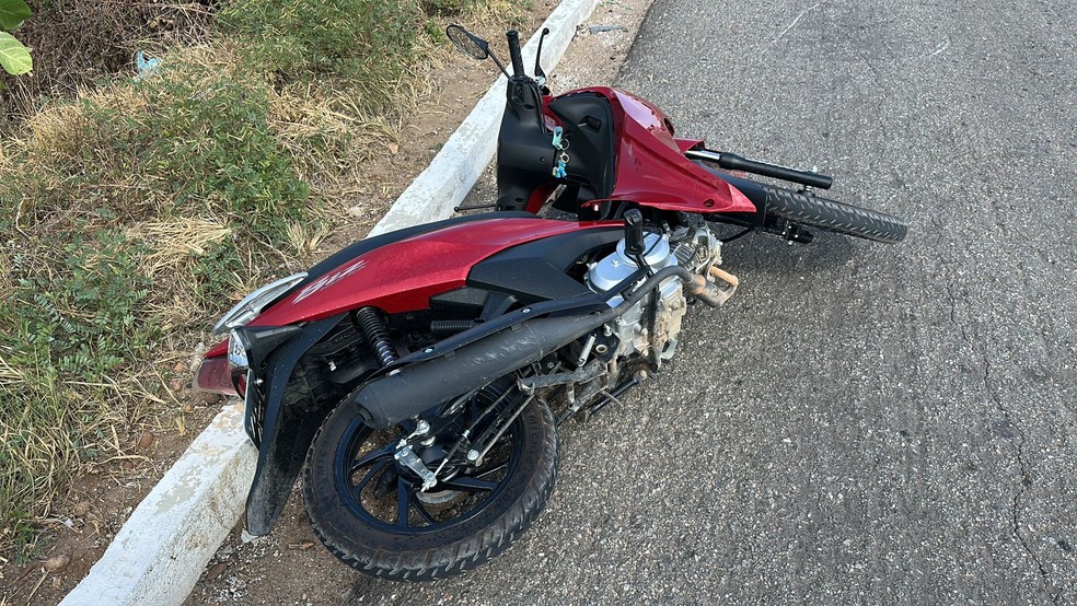 Mulher morre após colisão entre moto e carro na BR-304 em Mossoró — Foto: Flávio Soares