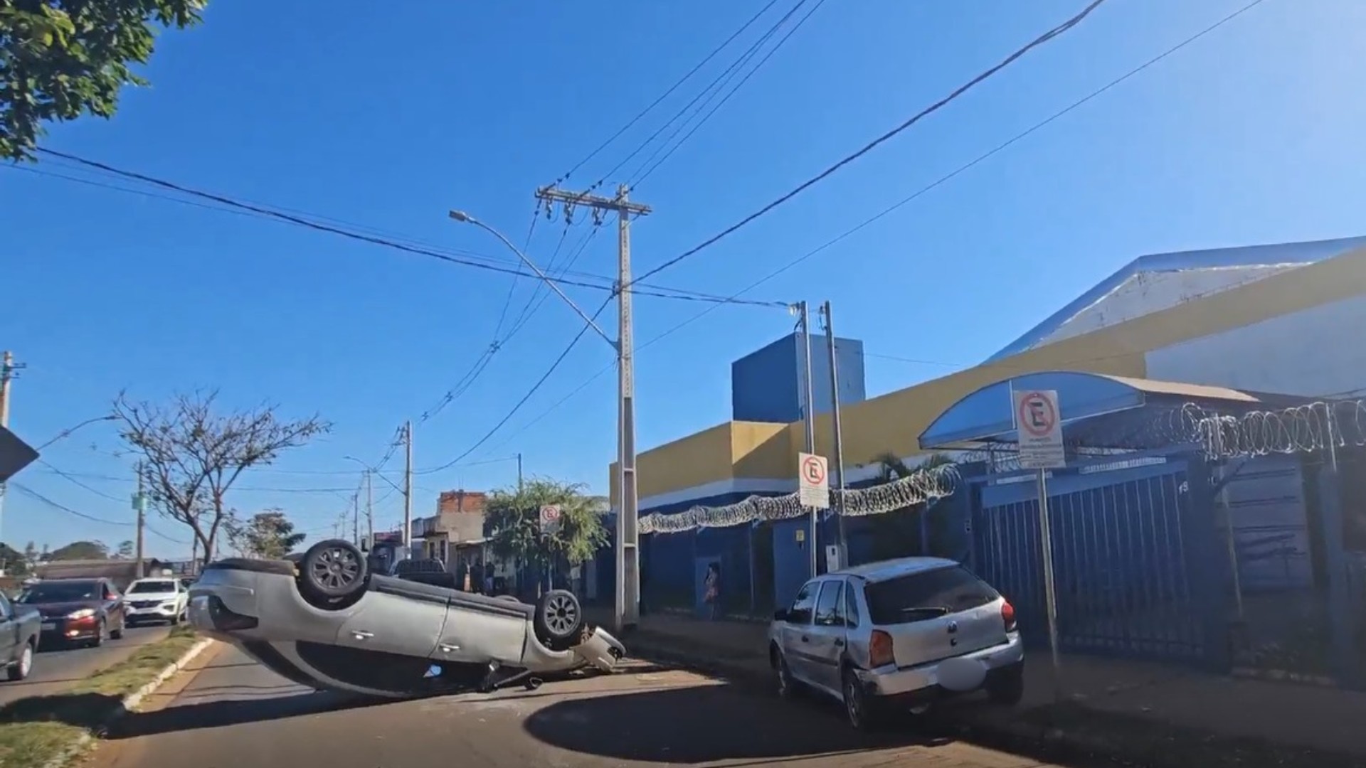 Motorista capota carro após se virar para falar com filho de 2 anos em Uberlândia