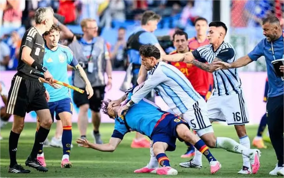 Paredes agarrou Eric García pelo pescoço e derrubou Gavi no chão durante uma disputa, antes de acertá-lo no rosto. — Foto: Getty Images via BBC