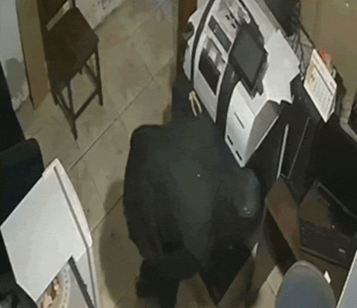 Vídeo mostra criminosos invadindo lotérica e tentando arrombar cofre 