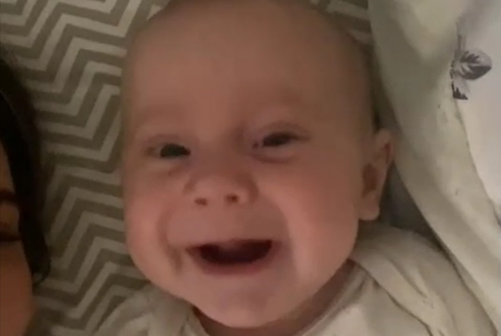 Bebê de 3 meses viraliza nas redes em vídeo em que parece responder 'bom dia' à irmã em MG
