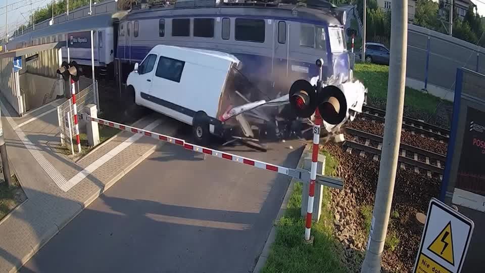 VÍDEO flagra van sendo destruída ao ser atropelada por trem na Polônia