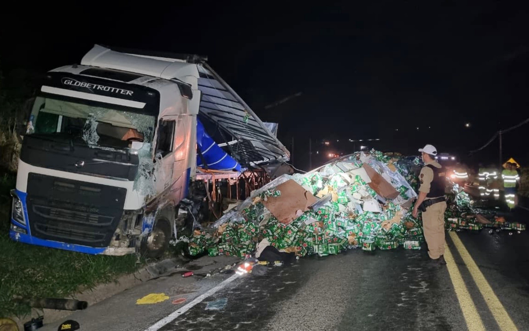 Caminhão carregado com cerveja tomba após motorista tentar desviar de animal na MG-050, em Passos, MG