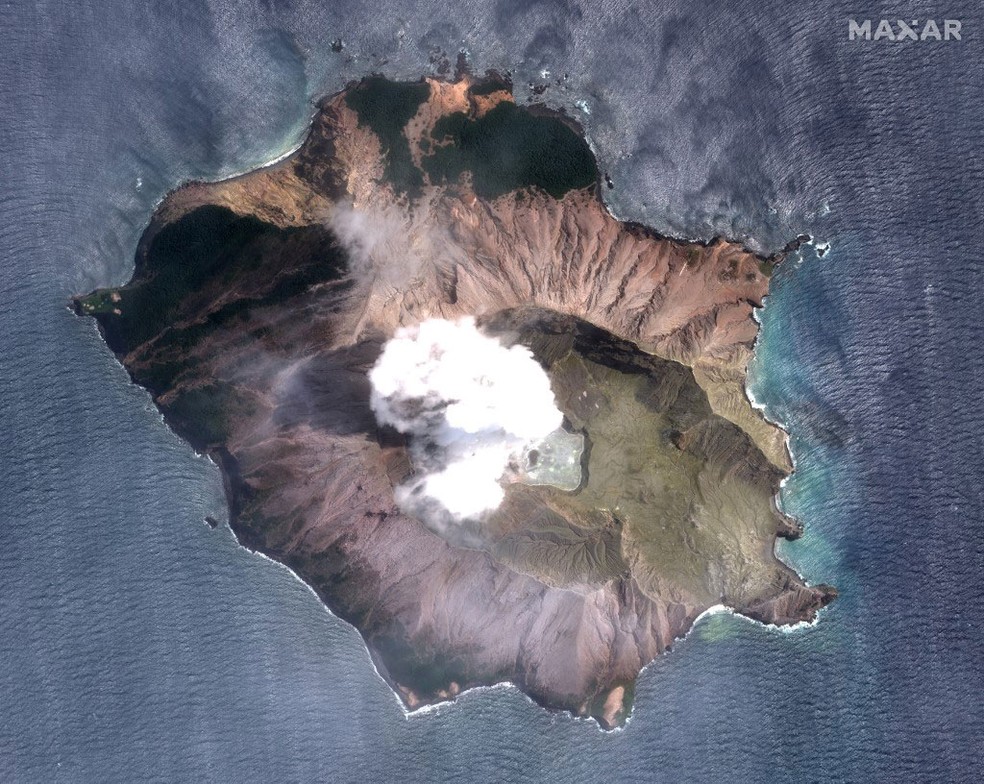 FOTO DE ARQUIVO (DEZEMBRO/2019): Imagem de satélite mostra vulcão da Ilha Branca, na Nova Zelândia — Foto: Imagem de satélite / HO © 2019 Maxar Technologies / AFP