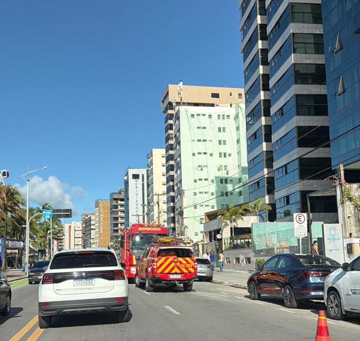 VÍDEO: incêndio destrói academia de edifício na orla da Pajuçara, em Maceió