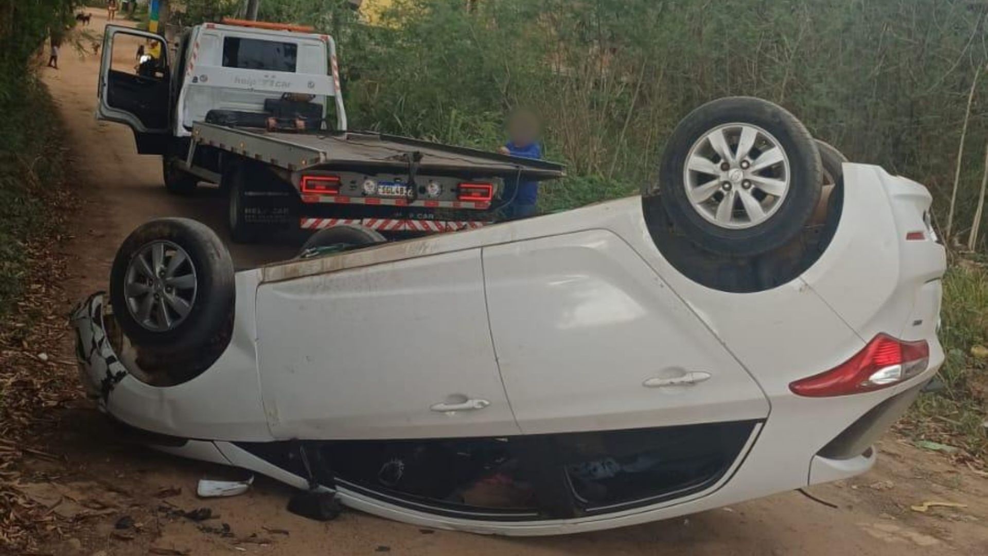Homem agride namorada, foge da PM, dá 'cavalo de pau' e capota carro da irmã em Linhares