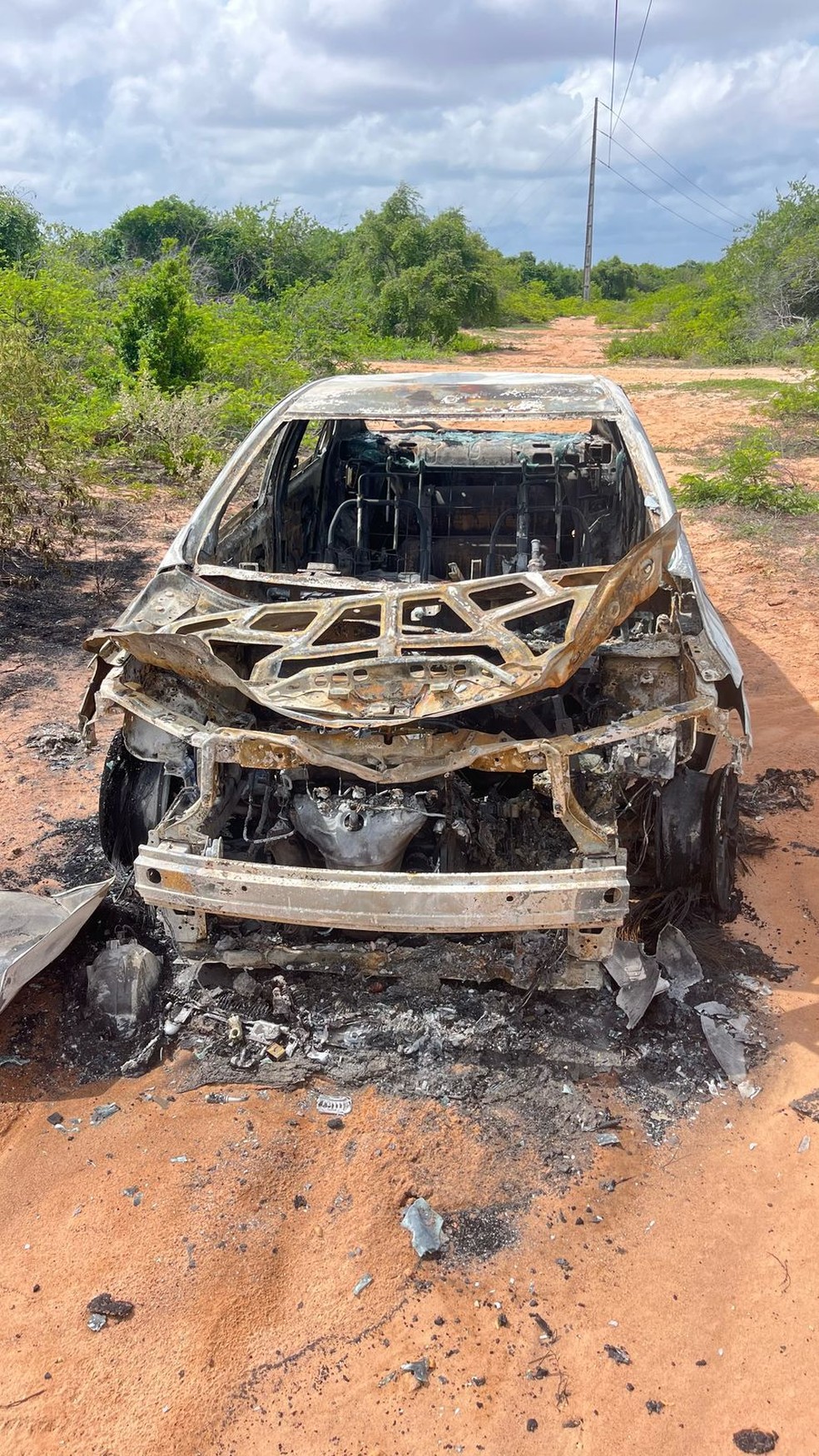 Carro de motorista por aplicativo foi incendiado na madrugada na Grande Natal — Foto: Reprodução/Inter TV Cabugi