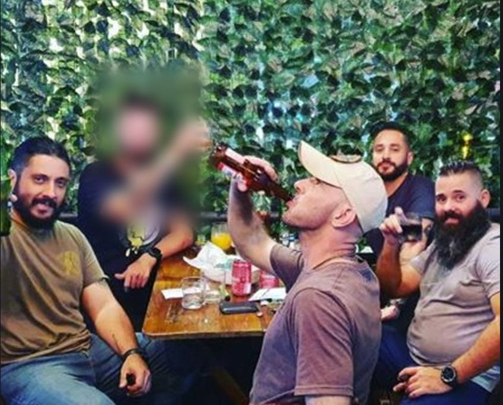 Suspeitos de integrarem força paramilitar que faz segurança de megatraficante da fronteira em comemoração (da direita para a esquerda): Giorgio Otta (italiano), Wanderlei Cunha Júnior, Ygor Nunes Nascimento e Jefferson Gustavo Correa Honorato. — Foto: Redes Sociais/Reprodução