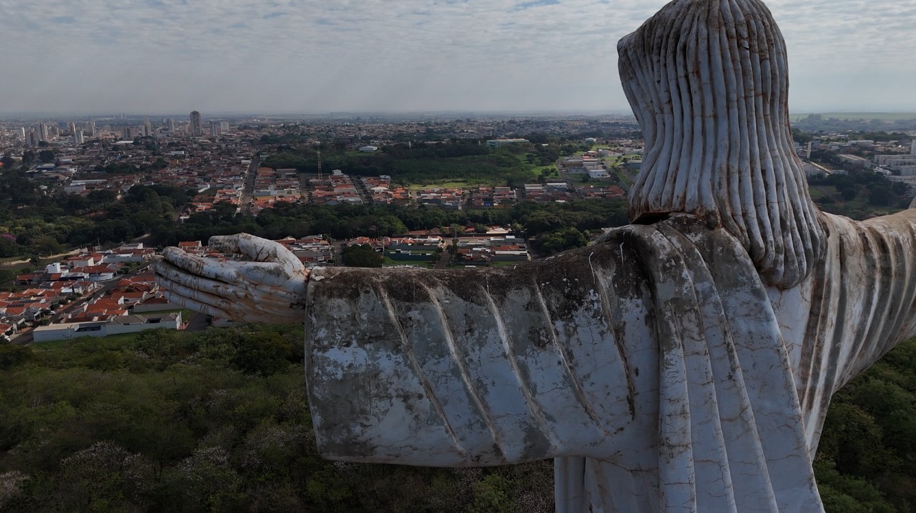 Family reports tension after being trapped in an elevator at the Christ monument in Sertãozinho, SP