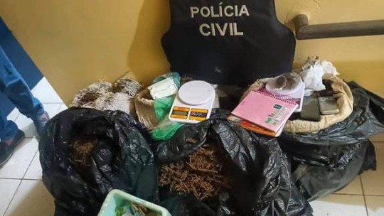 Dois homens são presos suspeitos de distribuir drogas no interior da Bahia