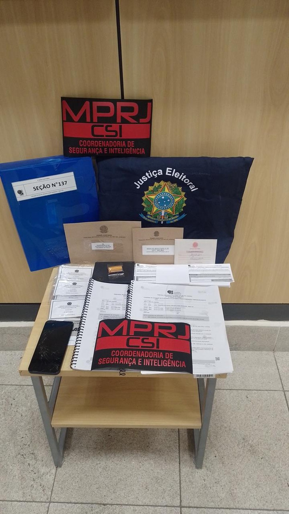 MP faz buscas na casa de presidente de seção eleitoral em Copacabana — Foto: Divulgação