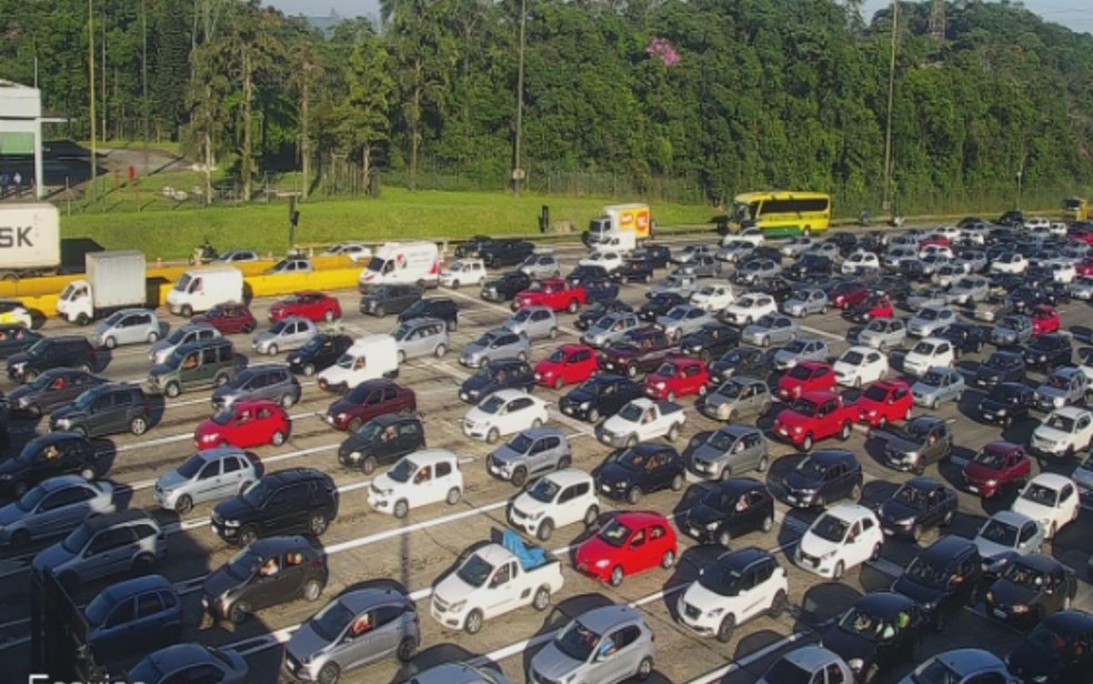 Motoristas lotam rodovias com destino ao litoral de SP nesta sexta-feira (29) — Foto: Reprodução/Ecovias