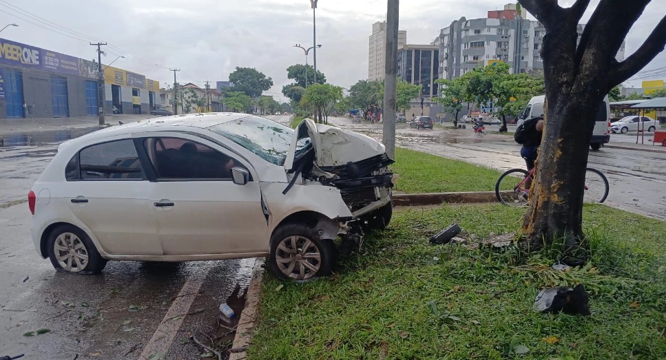 Veículo colide de frente com árvore após aquaplanar na avenida Senador Vitorino Freire, em São Luís