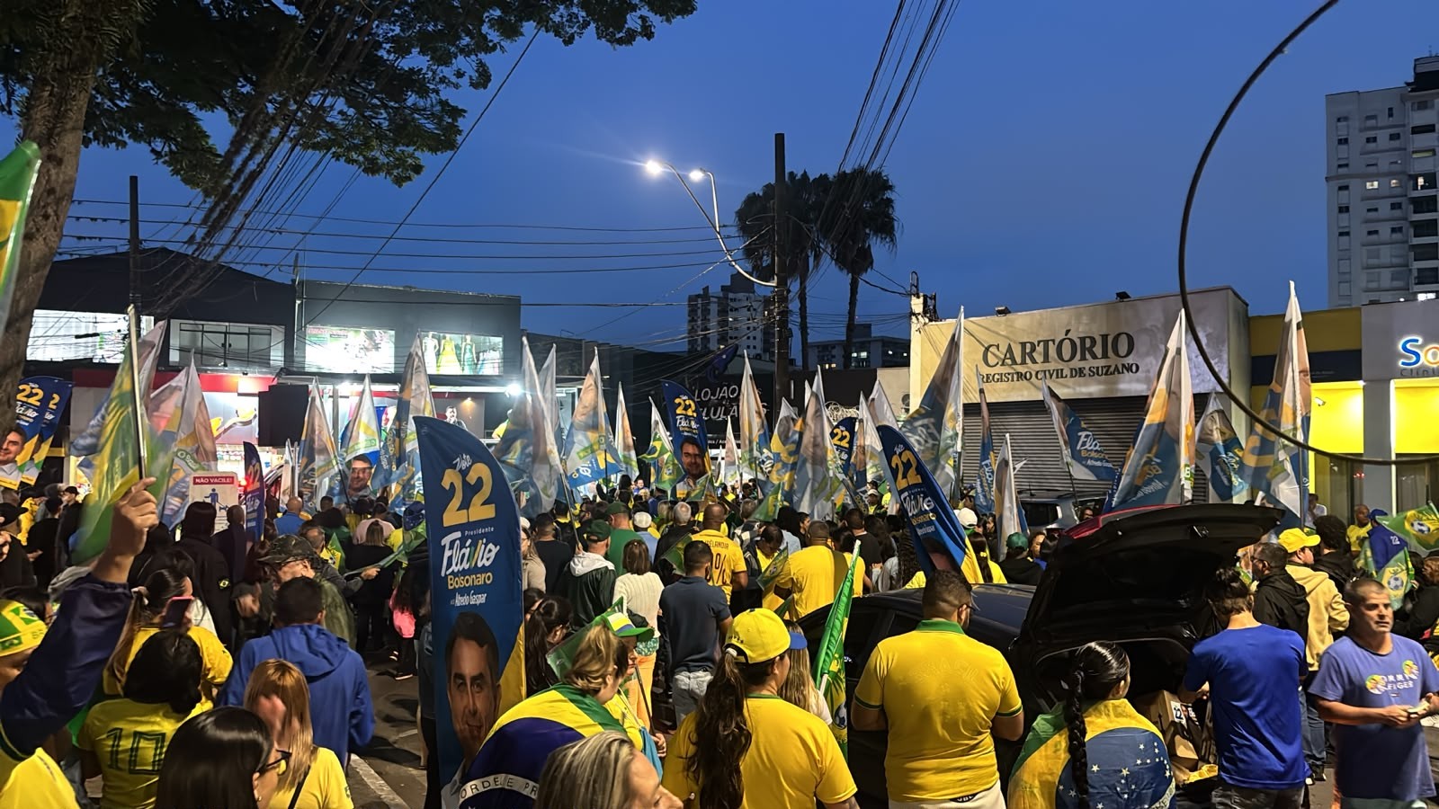 Manifestantes fazem ato de apoio à eleição de Flávio Bolsonaro em Suzano