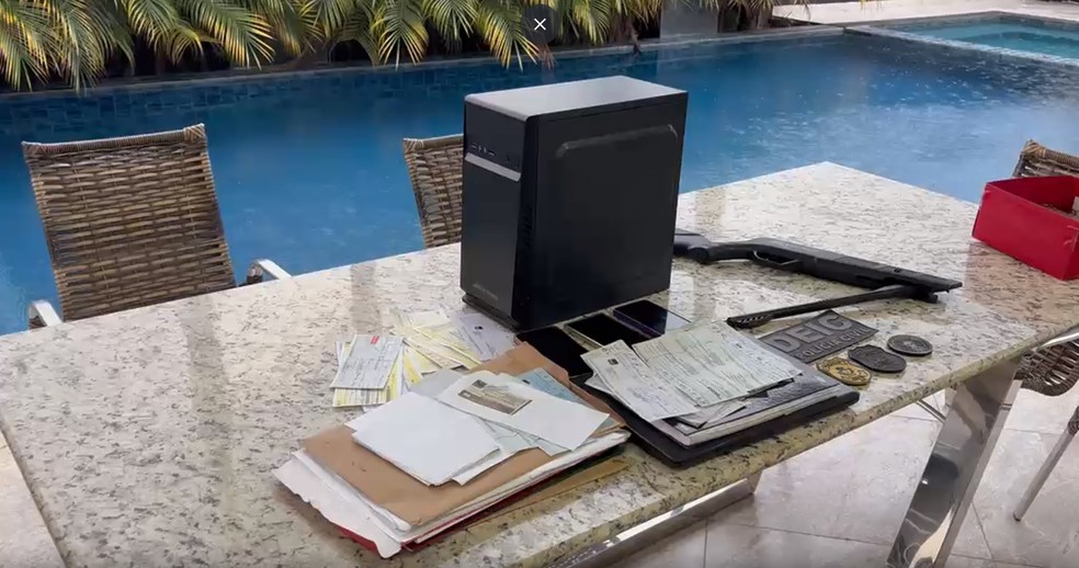 Cheques, documentos e computador apreendidos com suspeitos de agiotagem no DF — Foto: Polícia Civil/Divulgação