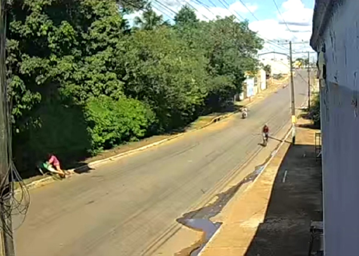 Vídeo mostra idoso sendo agredido com socos e chutes após parar em rua e observar queda de ciclistas