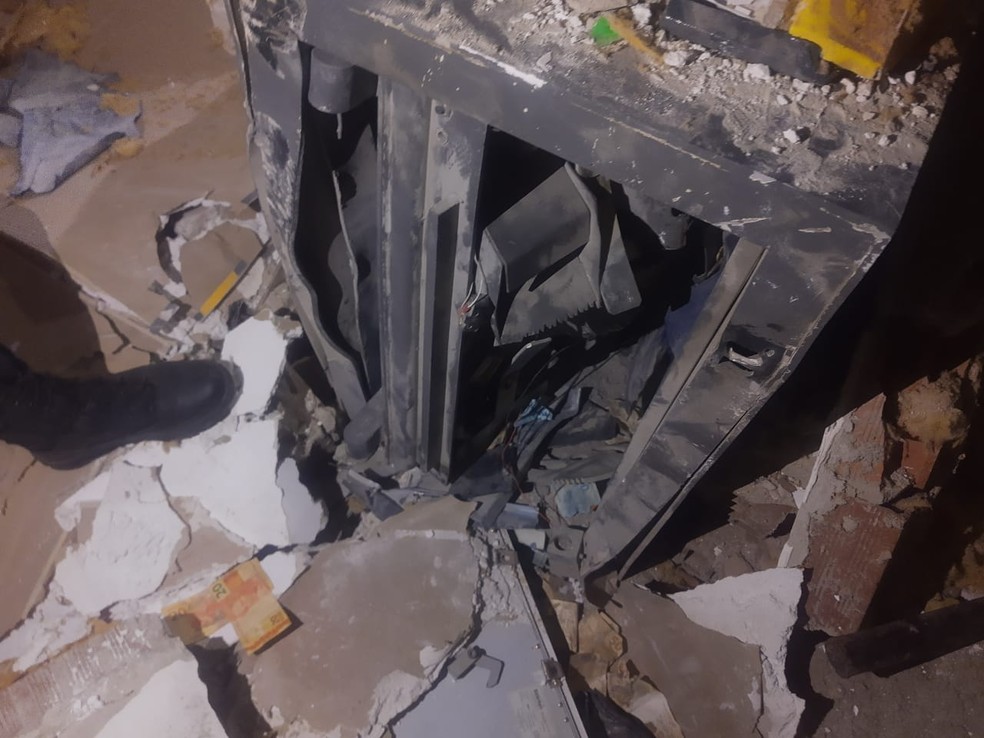 Detalhe do caixa eletrônico, destruído com o uso de explosivos em Puxinanã — Foto: PMPB/Divulgação