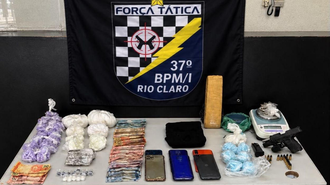 Foragido é preso escondido em apartamento com drogas, arma e R$ 5,8 mil no interior de SP